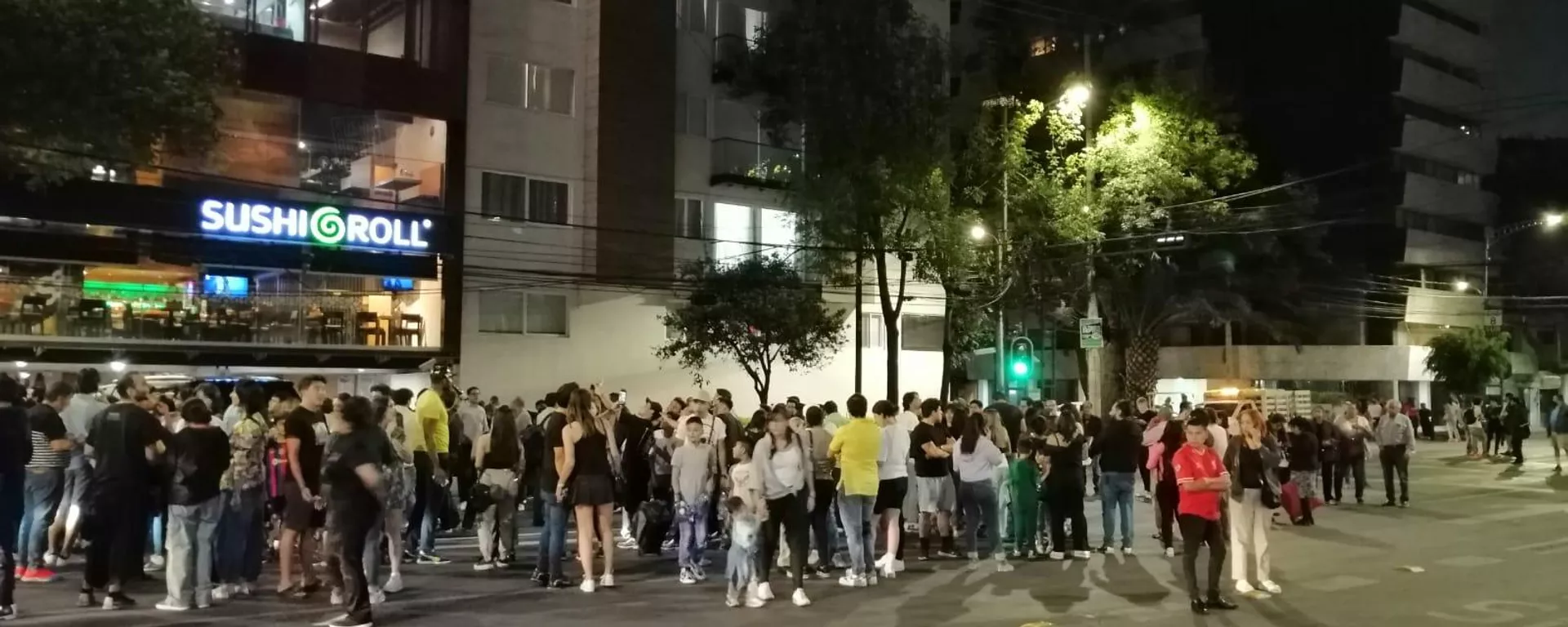 Habitantes de la CDMX salieron a las calles por el sismo de 5.2 grados. - Sputnik Mundo, 1920, 04.04.2023