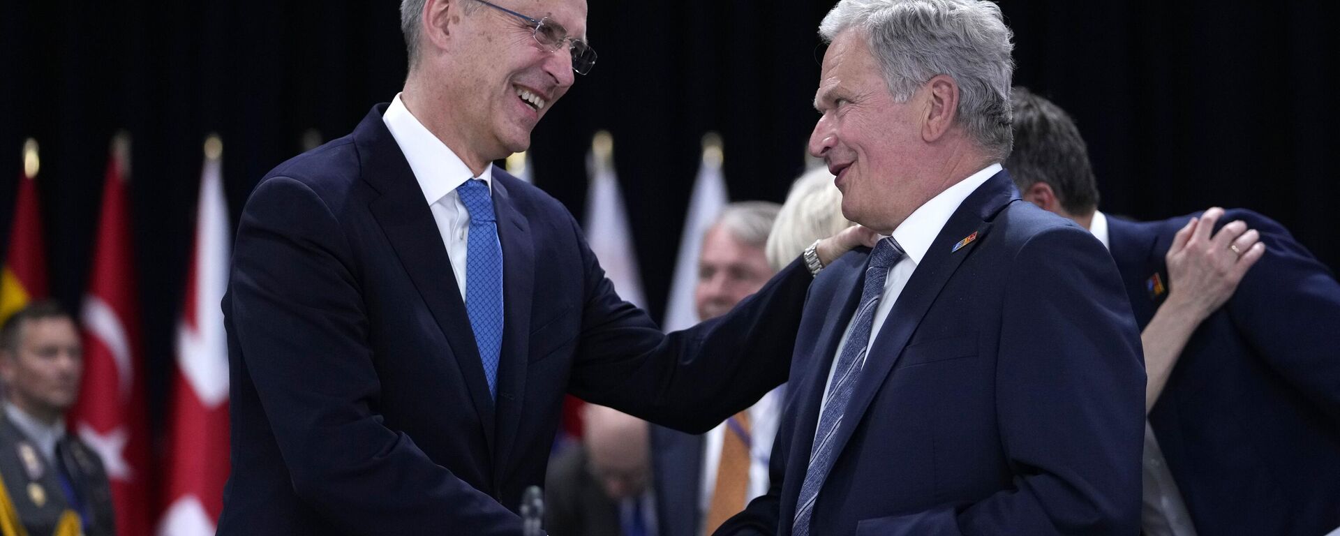 El secretario general del bloque militar, Jens Stoltenberg, y el presidente de Finlandia, Sauli Niinisto - Sputnik Mundo, 1920, 04.04.2023