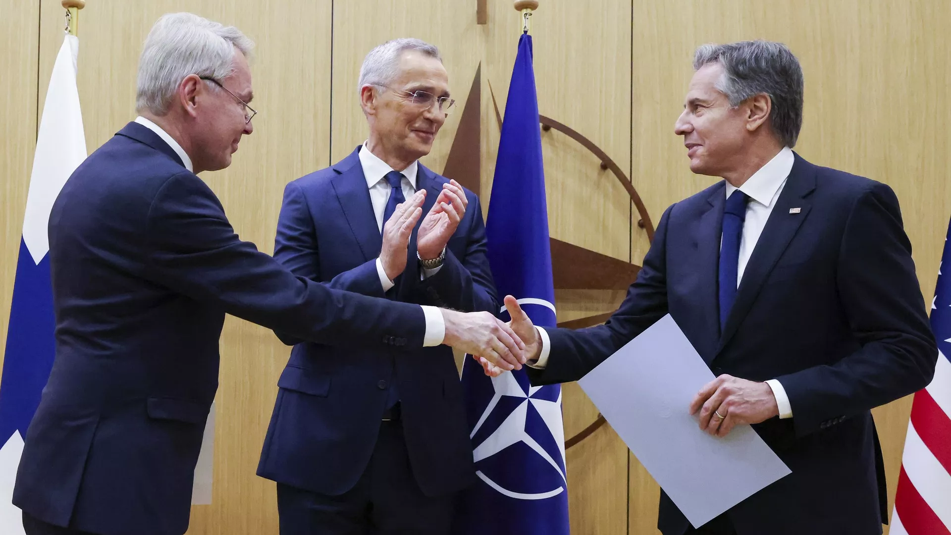 El ministro de Asuntos Exteriores finlandés, Pekka Haavisto, estrecha la mano del secretario de Estado de Estados Unidos, Antony Blinken El ministro de Asuntos Exteriores finlandés, Pekka Haavisto, estrecha la mano del secretario de Estado de Estados Unidos, Antony Blinken - Sputnik Mundo, 1920, 04.04.2023