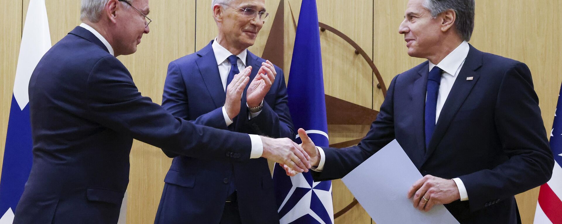 El ministro de Asuntos Exteriores finlandés, Pekka Haavisto, estrecha la mano del secretario de Estado de Estados Unidos, Antony Blinken El ministro de Asuntos Exteriores finlandés, Pekka Haavisto, estrecha la mano del secretario de Estado de Estados Unidos, Antony Blinken - Sputnik Mundo, 1920, 04.04.2023