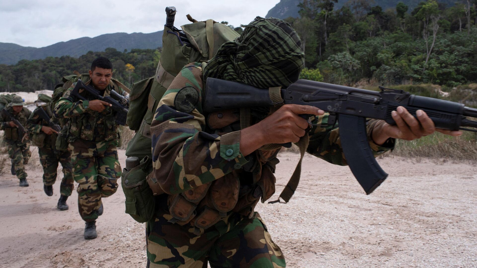 Miembros de un escuadrón de operaciones especiales de la Fuerza Armada Nacional Bolivariana (FANB) durante la operación militar - Sputnik Mundo, 1920, 02.05.2023
