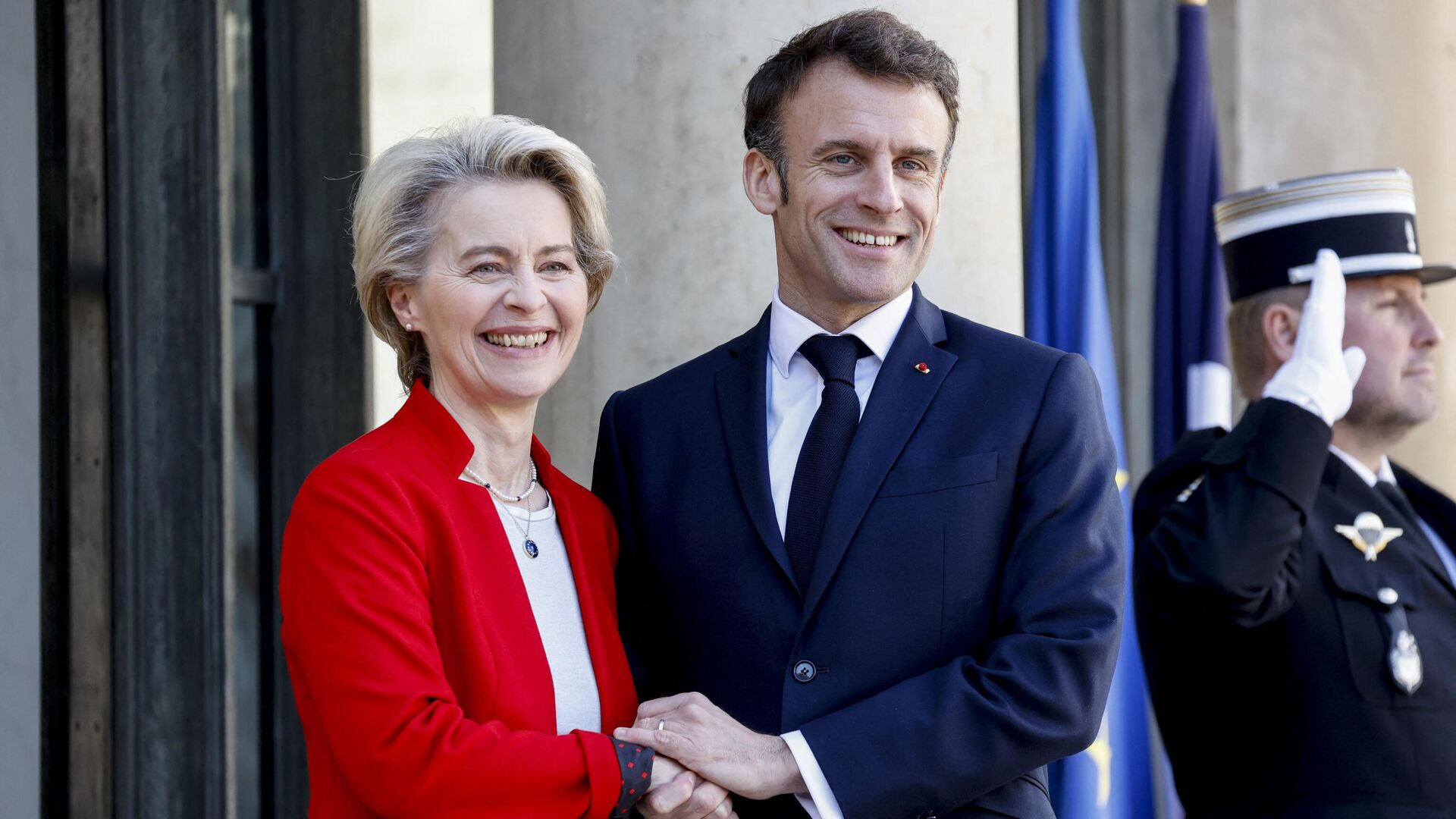 La presidenta de la Comisión Europea, Ursula von der Leyen, y el presidente de Francia, Emmanuel Macron. - Sputnik Mundo, 1920, 04.04.2023