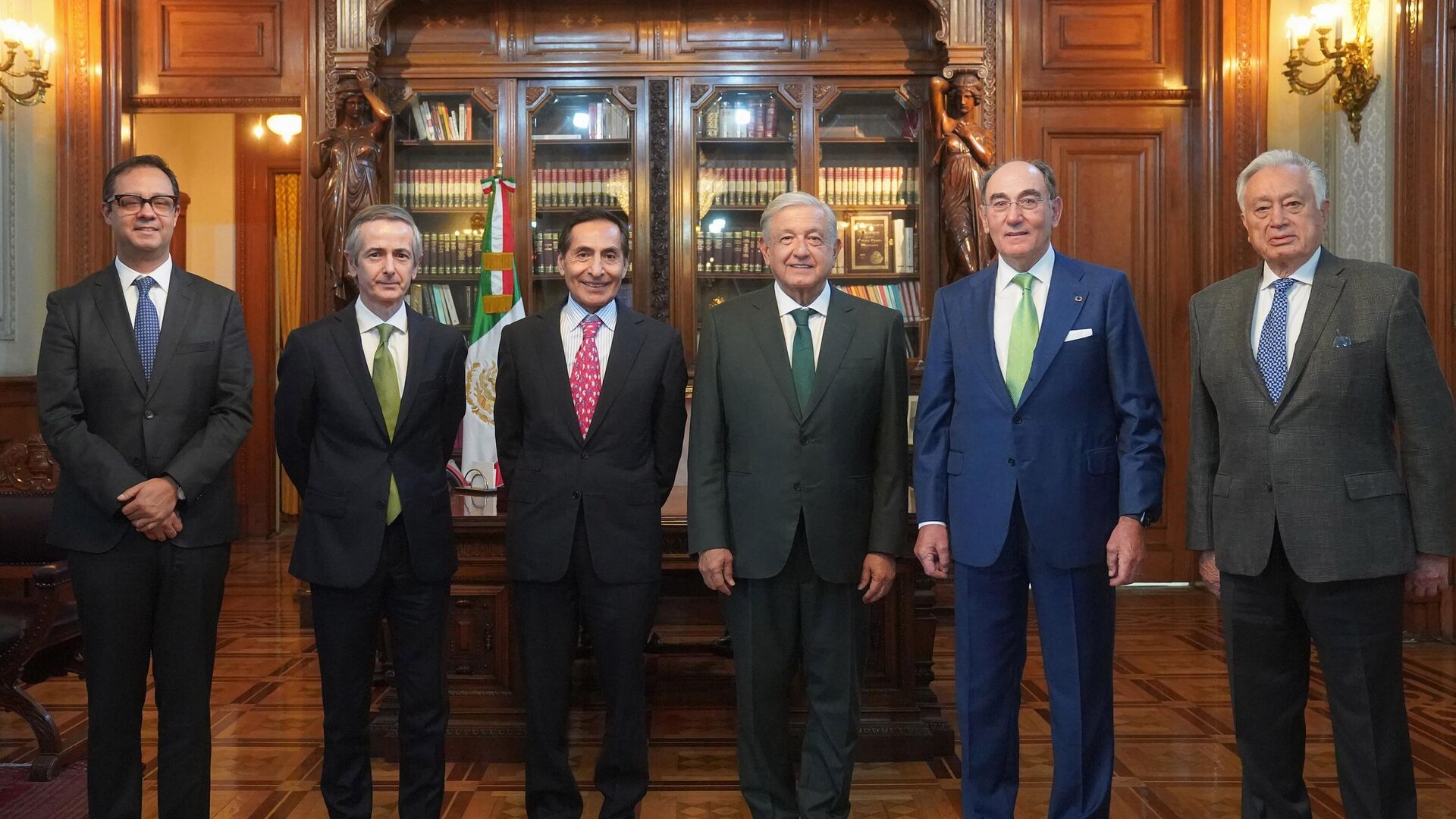 Firma para la compra de 13 plantas eléctricas de Iberdrola - Sputnik Mundo, 1920, 04.04.2023