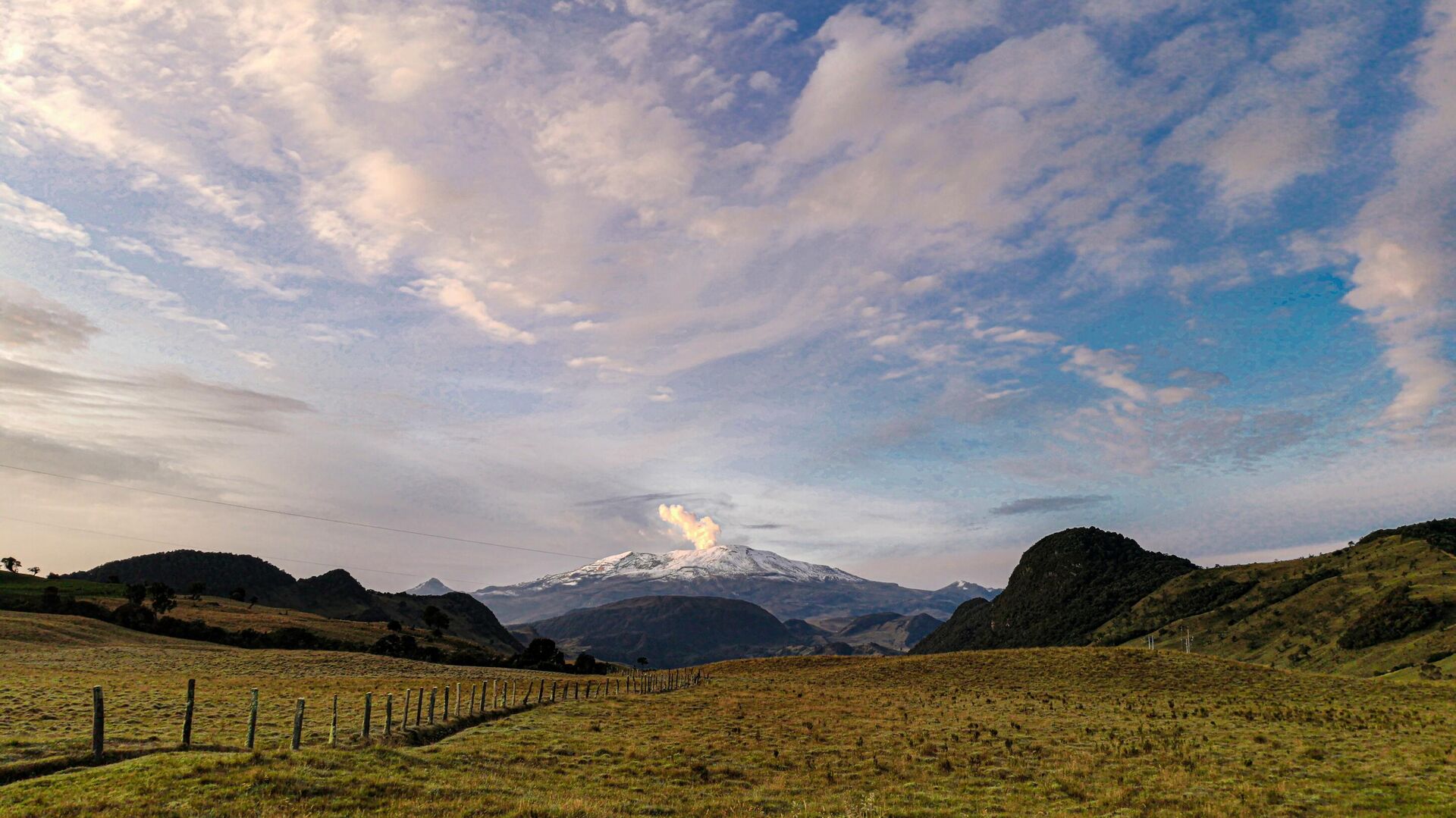 Volcán Nevado del Ruiz, en Colombia - Sputnik Mundo, 1920, 05.04.2023