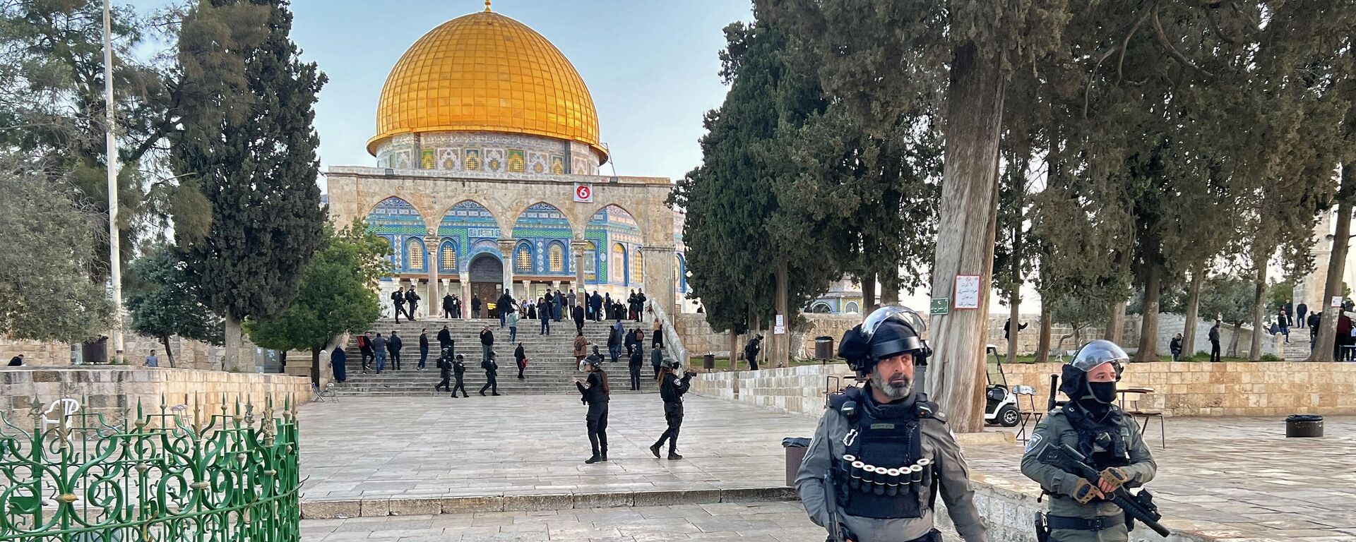 Policías israelíes caminan por el interior del recinto de la mezquita de Al-Aqsa en Jerusalén - Sputnik Mundo, 1920, 05.04.2023