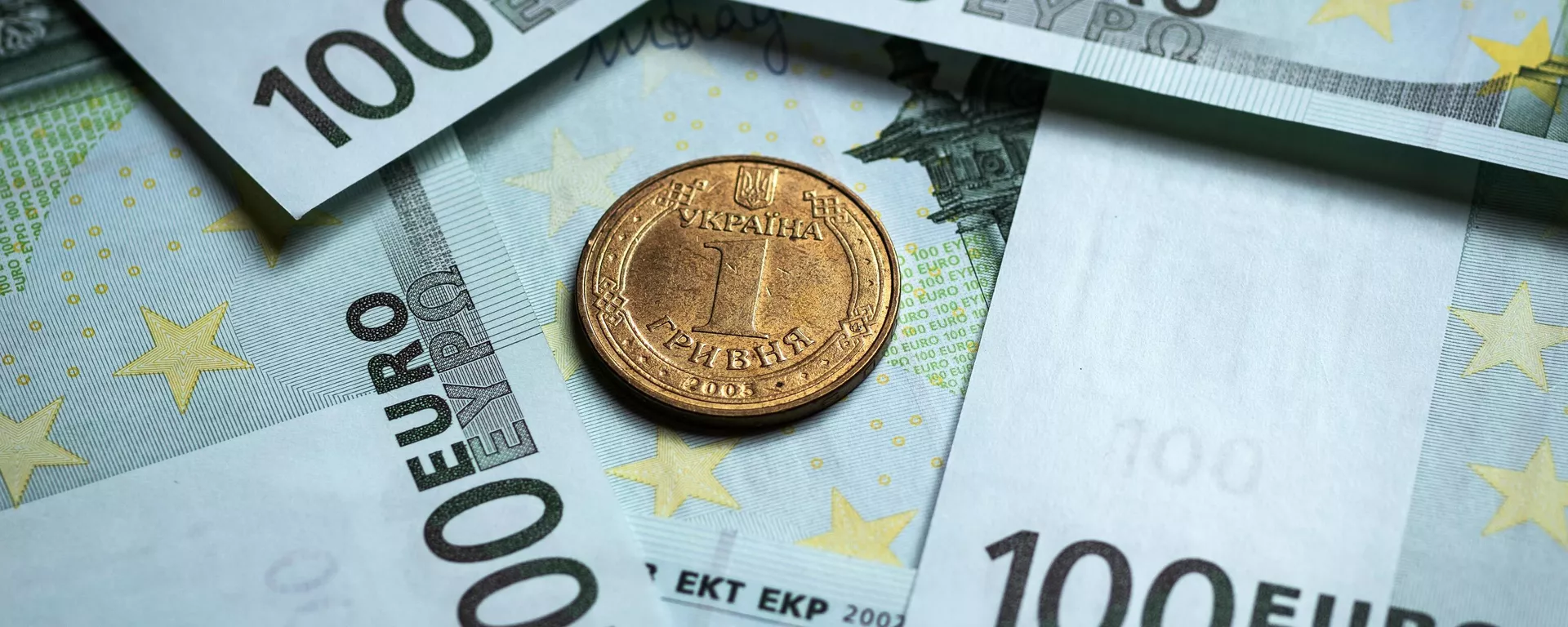 Una grivna ucraniana y euros Una grivna ucraniana y euros - Sputnik Mundo, 1920, 05.04.2023