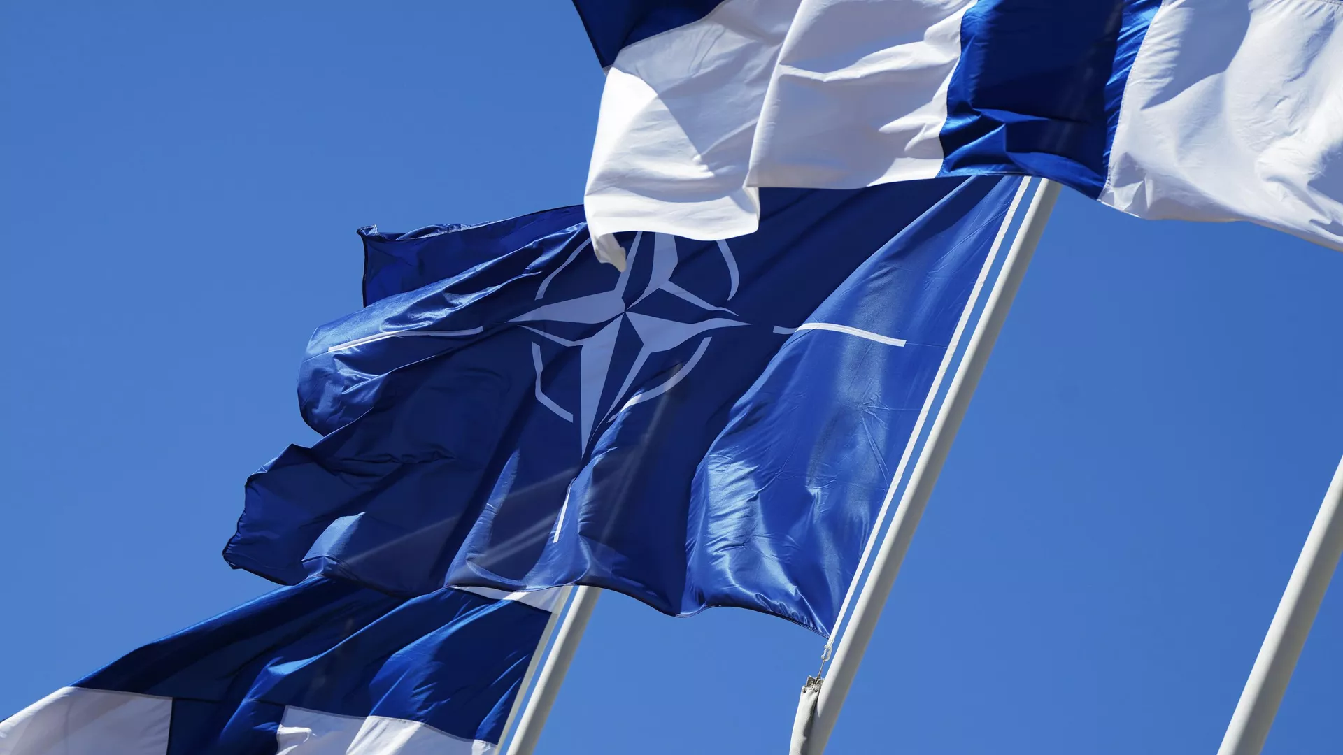 Las banderas de Finlandia y la de la OTAN