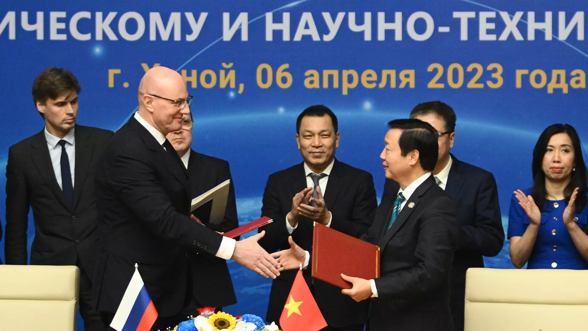 El vice primer ministro ruso Dmitri Chernishenko y su homólogo de Vietnam, Tran Hong Ha El vice primer ministro ruso Dmitri Chernishenko y su homólogo de Vietnam, Tran Hong Ha - Sputnik Mundo, 1920, 06.04.2023