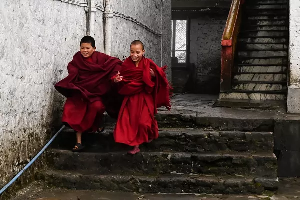 A pesar de todo su ascetismo, los maestros religiosos de los monjes lamas tibetanos simpatizan con el hecho de que los jóvenes novicios estén interesados en cosas mundanas e incluso usen artilugios modernos. Después de todo, ellos mismos a menudo utilizan un teléfono inteligente para leer las últimas noticias. A pesar de todo su ascetismo, los maestros religiosos de los monjes lamas tibetanos simpatizan con el hecho de que los jóvenes novicios estén interesados en cosas mundanas e incluso usen artilugios modernos. Después de todo, ellos mismos a menudo utilizan un teléfono inteligente para leer las últimas noticias. - Sputnik Mundo