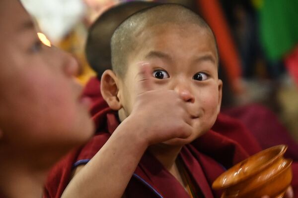 Los monasterios budistas son aceptados a partir de los 6 años, y desde los 21 años es posible obtener el estatus de Bhikkhu o monje iluminado. Algunos, al alcanzar un cierto nivel de desarrollo espiritual, abandonan el convento y viven como ermitaños. Muchos salen solo durante el verano, meditan en cuevas cercanas y regresan al claustro en invierno. - Sputnik Mundo