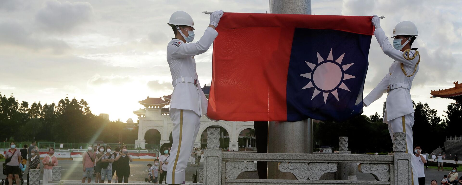 Dos soldados doblan la bandera Taiwán durante la ceremonia diaria (archivo) - Sputnik Mundo, 1920, 12.01.2024