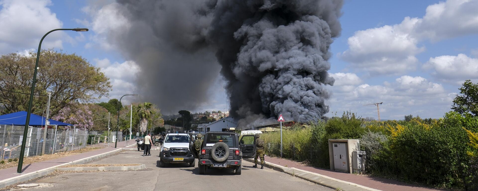 Humo de un incendio después del lanzamiento de cohetes desde el Líbano, Israel - Sputnik Mundo, 1920, 07.04.2023