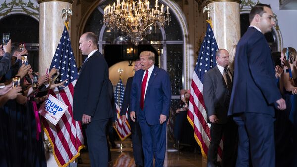 Бывший президент США Дональд Трамп в своем поместье Мар-а-Лаго в Палм-Бич, после того, как ранее в тот же день ему было предъявлено обвинение в Нью-Йорке - Sputnik Mundo