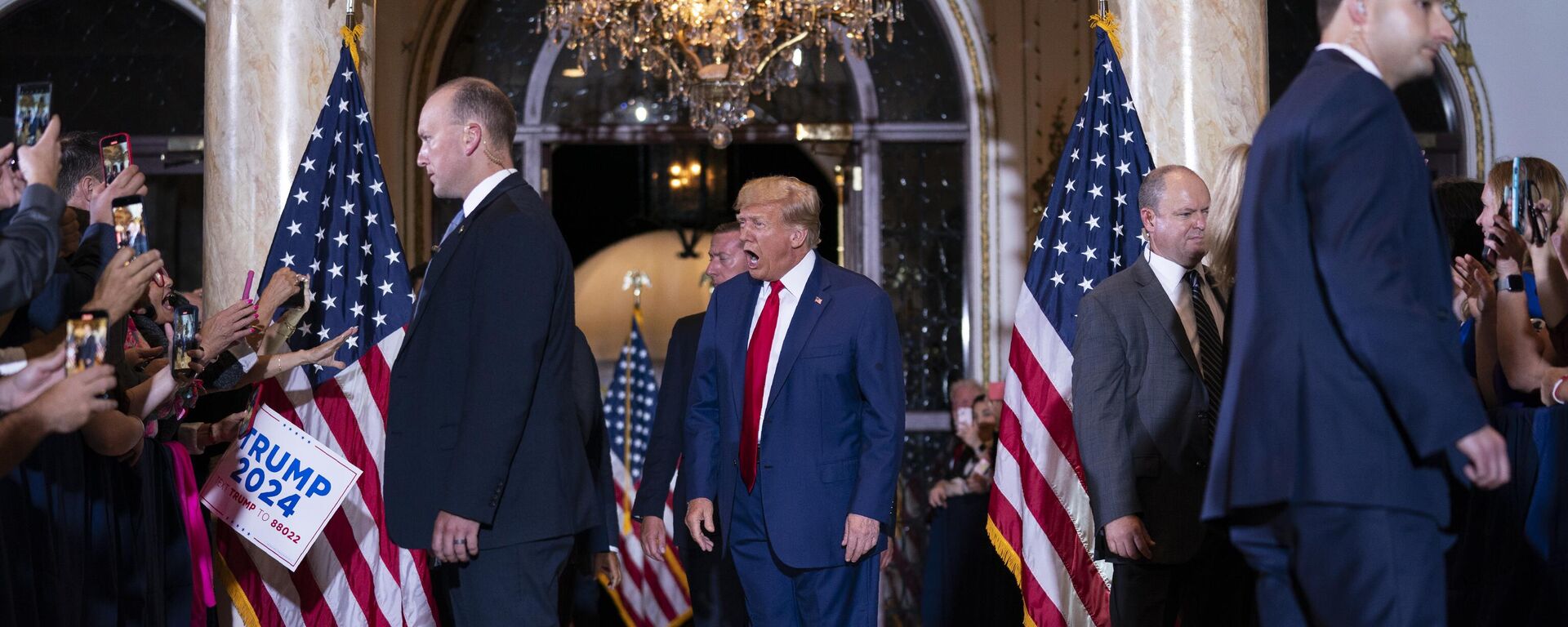 Бывший президент США Дональд Трамп в своем поместье Мар-а-Лаго в Палм-Бич, после того, как ранее в тот же день ему было предъявлено обвинение в Нью-Йорке - Sputnik Mundo, 1920, 13.06.2023