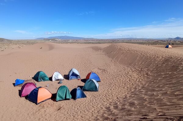 Cientos de artistas crearon esculturas de arena con temas bíblicos en Bolivia - Sputnik Mundo