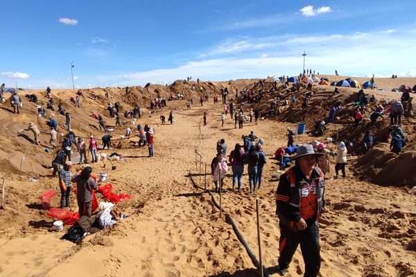 Cientos de artistas crearon esculturas de arena con temas bíblicos en Bolivia - Sputnik Mundo