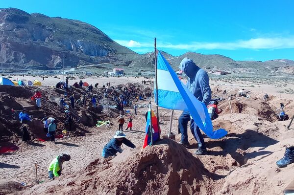 Cientos de artistas crearon esculturas de arena con temas bíblicos en Bolivia - Sputnik Mundo