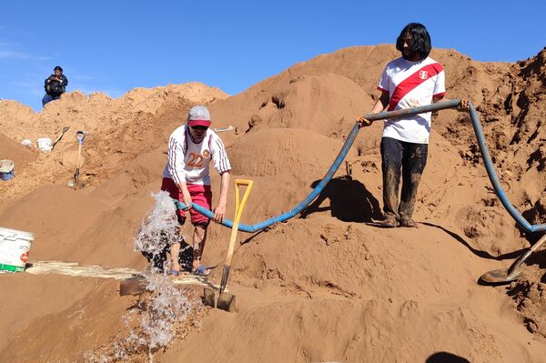 Cientos de artistas crearon esculturas de arena con temas bíblicos en Bolivia - Sputnik Mundo