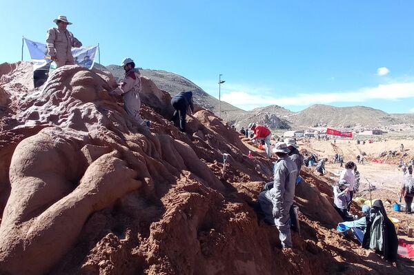Cientos de artistas crearon esculturas de arena con temas bíblicos en Bolivia - Sputnik Mundo