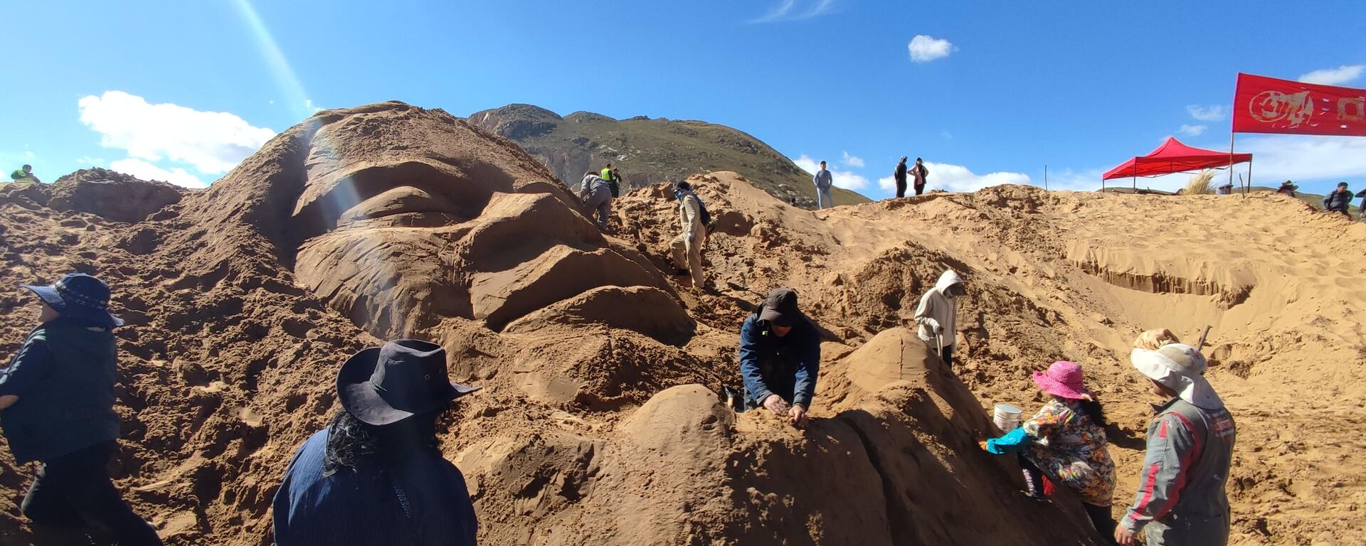 Cientos de artistas crearon esculturas de arena sobre temas bíblicos en Bolivia - Sputnik Mundo, 1920, 08.04.2023