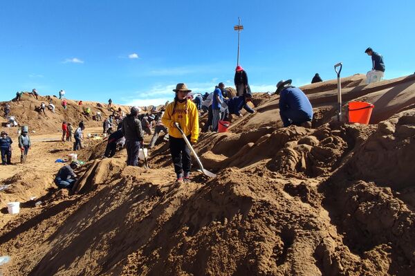 Cientos de artistas crearon esculturas de arena con temas bíblicos en Bolivia - Sputnik Mundo