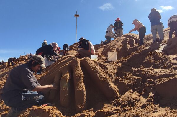 Cientos de artistas crearon esculturas de arena con temas bíblicos en Bolivia - Sputnik Mundo