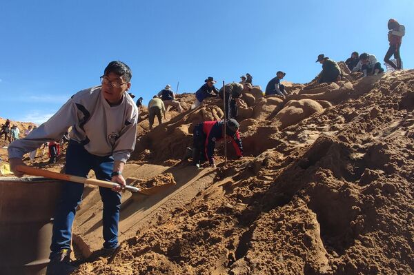 Cientos de artistas crearon esculturas de arena con temas bíblicos en Bolivia - Sputnik Mundo