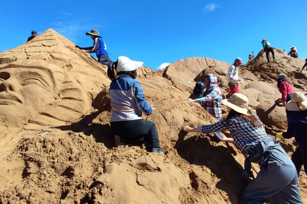 Cientos de artistas crearon esculturas de arena con temas bíblicos en Bolivia - Sputnik Mundo