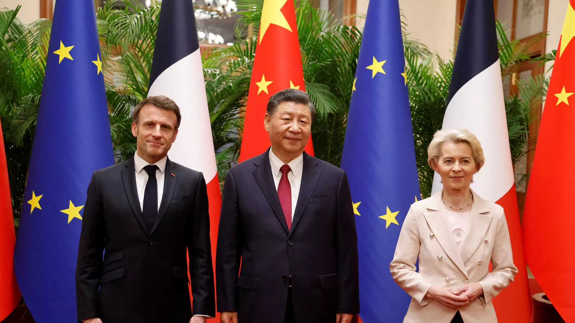 El presidente de China, Xi Jinping, su homólogo francés, Emmanuel Macron, y la presidenta de la Comisión Europea, Ursula von de Leyen El presidente de China, Xi Jinping, su homólogo francés, Emmanuel Macron, y la presidenta de la Comisión Europea, Ursula von de Leyen - Sputnik Mundo, 1920, 08.04.2023