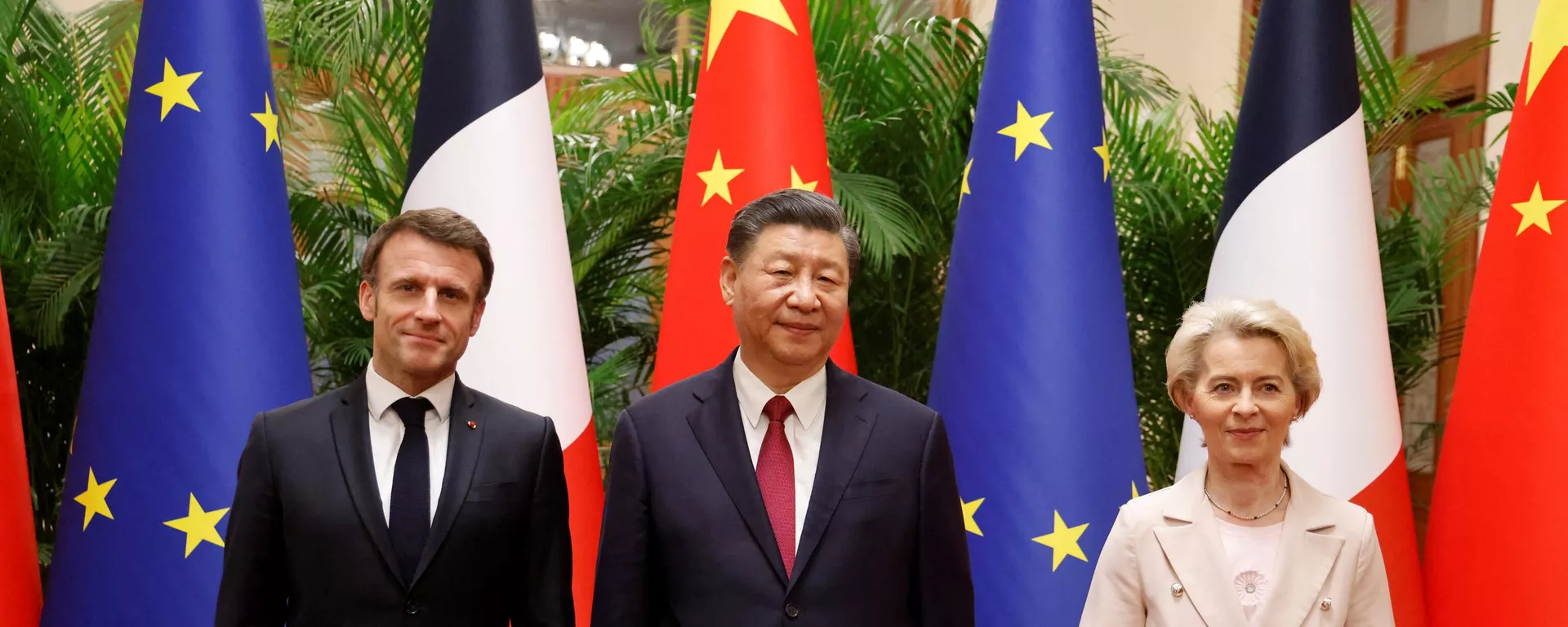 El presidente de China, Xi Jinping, su homólogo francés, Emmanuel Macron, y la presidenta de la Comisión Europea, Ursula von de Leyen El presidente de China, Xi Jinping, su homólogo francés, Emmanuel Macron, y la presidenta de la Comisión Europea, Ursula von de Leyen - Sputnik Mundo, 1920, 08.04.2023