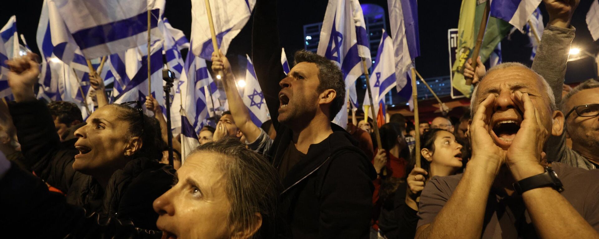 Israelíes inconformes con la propuesta de reforma judicial del primer ministro Benjamín Netanyahu se manifestaron en Tel Aviv este 8 de abril de 2023 - Sputnik Mundo, 1920, 09.04.2023