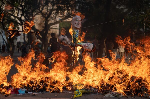 Ritual pascual de la Quema de los Judas en Caracas, Venezuela. El papel de Judas lo interpretaron, entre otros, el presidente estadounidense Joe Biden y la líder opositora venezolana María Corina Machado. - Sputnik Mundo