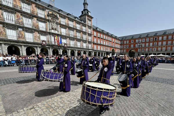 Antiguamente, la muerte y resurrección de Cristo se celebraba semanalmente. El viernes era un día de ayuno y luto en memoria de su sufrimiento, mientras que el domingo era un día de alegría.En la foto: los participantes en la procesión de la Tamborrada en la Plaza Mayor de Madrid. - Sputnik Mundo