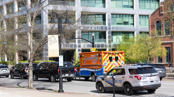 Imagen muestra la zona donde se produjo un tiroteo en el centro de Louisville, Kentucky, el 10 de abril de 2022  - Sputnik Mundo