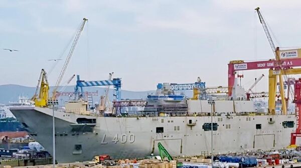 El TCG Anadolu (L-408) durante su construcción en 2020.  - Sputnik Mundo