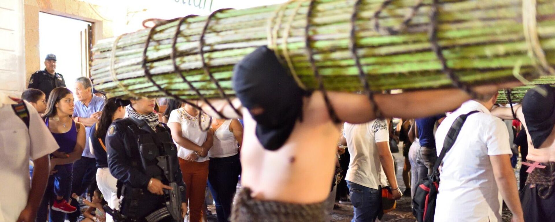 Penitentes conocidos como encruzados participan en las procesiones de Semana Santa en Taxco, Guerrero. - Sputnik Mundo, 1920, 11.04.2023