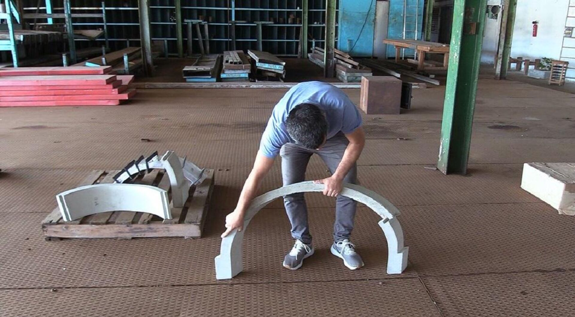 Wilfredo Prieto con una maqueta de la obra - Sputnik Mundo, 1920, 11.04.2023