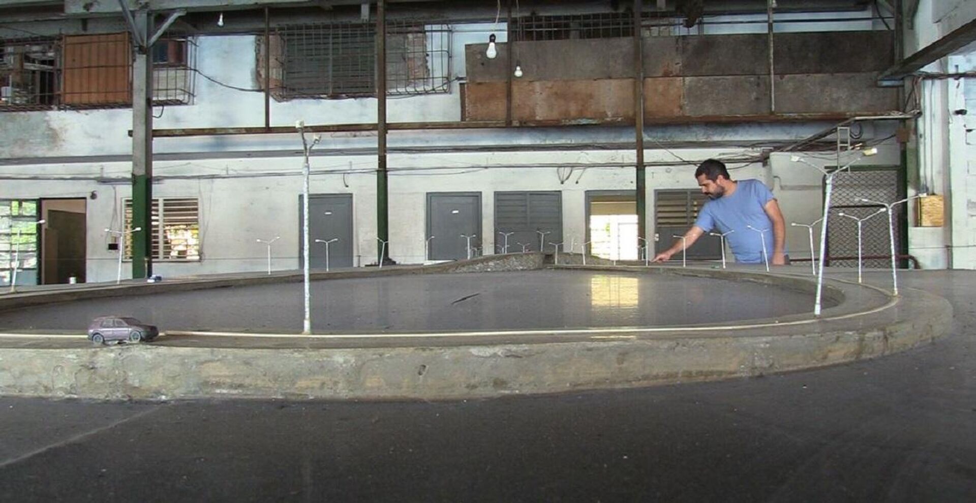 Wilfredo Prieto con una maqueta de la obra - Sputnik Mundo, 1920, 11.04.2023