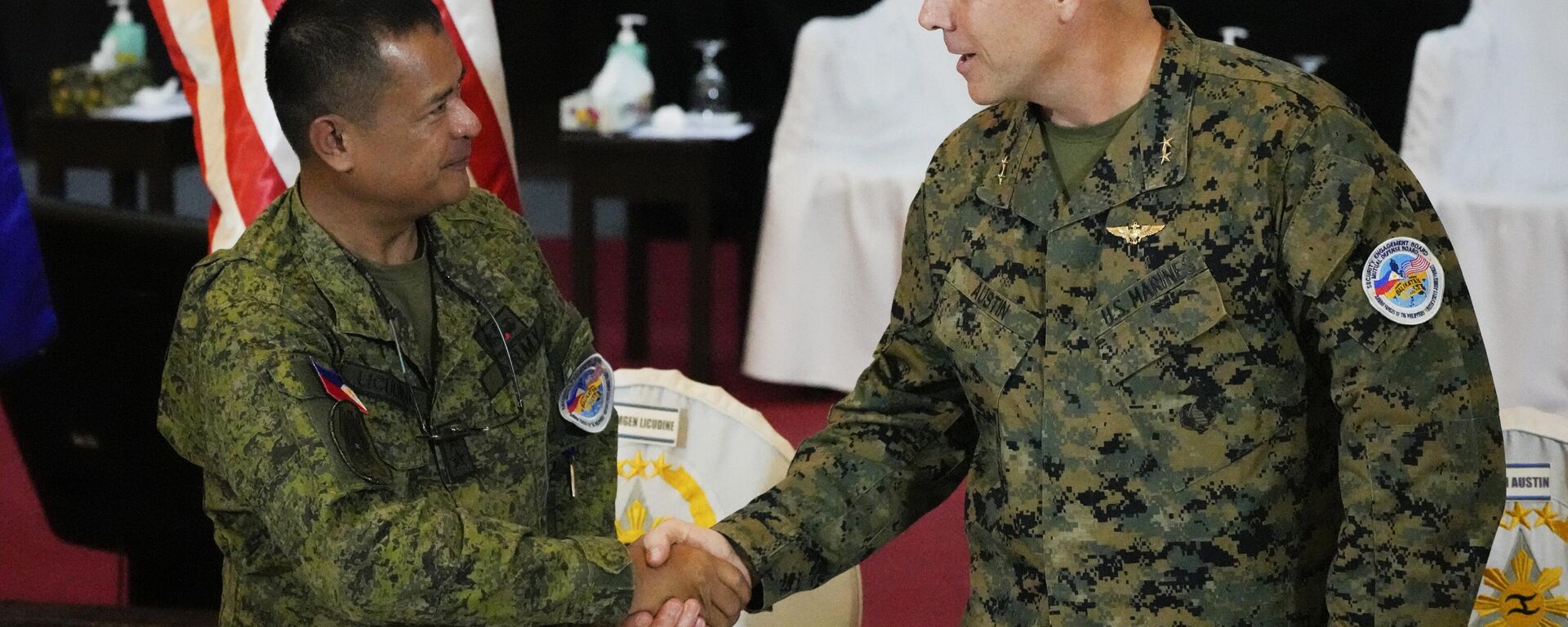 El MGEN del Ejército de Filipinas Marvin Licudin, director de Ejercicios de Filipinas, y el MGEN del Cuerpo de Marines de EEUU Eric Austin, representante del director de Ejercicios de EEUU, en las ceremonias de apertura de un ejercicio militar conjunto denominado Balikatan - Sputnik Mundo, 1920, 07.08.2023