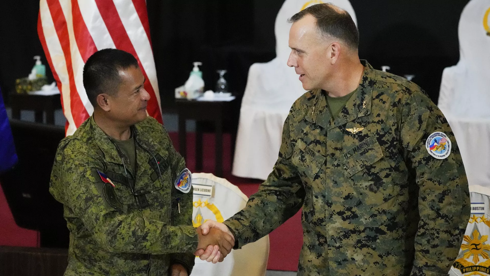 El MGEN del Ejército de Filipinas Marvin Licudin, director de Ejercicios de Filipinas, y el MGEN del Cuerpo de Marines de EEUU Eric Austin, representante del director de Ejercicios de EEUU, en las ceremonias de apertura de un ejercicio militar conjunto denominado Balikatan El MGEN del Ejército de Filipinas Marvin Licudin, director de Ejercicios de Filipinas, y el MGEN del Cuerpo de Marines de EEUU Eric Austin, representante del director de Ejercicios de EEUU, en las ceremonias de apertura de un ejercicio militar conjunto denominado Balikatan - Sputnik Mundo, 1920, 11.04.2023