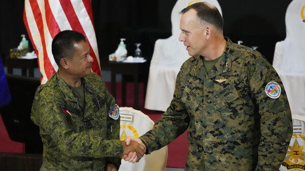 El MGEN del Ejército de Filipinas Marvin Licudin, director de Ejercicios de Filipinas, y el MGEN del Cuerpo de Marines de EEUU Eric Austin, representante del director de Ejercicios de EEUU, en las ceremonias de apertura de un ejercicio militar conjunto denominado Balikatan  - Sputnik Mundo