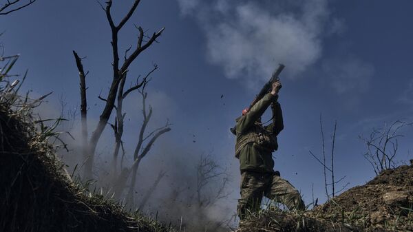 Un soldado ucraniano dispara un lanzagranadas en la línea del frente en la región de Donetsk, Rusia, el 10 de abril de 2023. - Sputnik Mundo