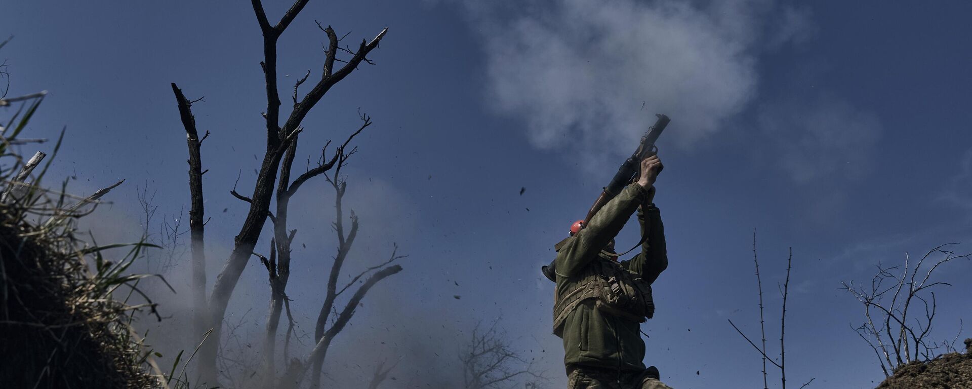 Un soldado ucraniano dispara un lanzagranadas en la línea del frente en la región de Donetsk, Rusia, el 10 de abril de 2023. - Sputnik Mundo, 1920, 07.08.2024