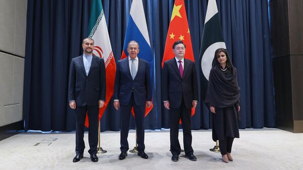 De izquierda a derecha, el ministro de Asuntos Exteriores iraní, Hosein Amir Abdollahian, el ministro de Asuntos Exteriores ruso, Serguéi Lavrov, el ministro de Asuntos Exteriores chino, Qin Gang Hina, y el ministro de Asuntos Exteriores pakistaní, Rabbani Khar, asisten a la Cuarta Conferencia Ministerial de los Países Vecinos de Afganistán en Samarcanda. - Sputnik Mundo