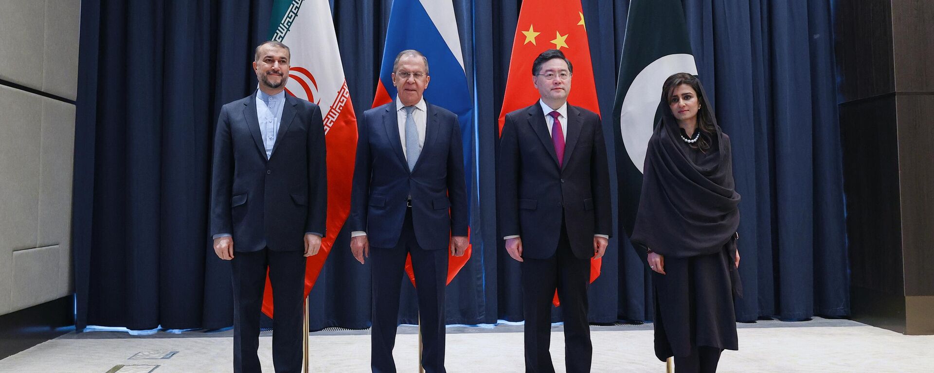 De izquierda a derecha, el ministro de Asuntos Exteriores iraní, Hosein Amir Abdollahian, el ministro de Asuntos Exteriores ruso, Serguéi Lavrov, el ministro de Asuntos Exteriores chino, Qin Gang Hina, y el ministro de Asuntos Exteriores pakistaní, Rabbani Khar, asisten a la Cuarta Conferencia Ministerial de los Países Vecinos de Afganistán en Samarcanda. - Sputnik Mundo, 1920, 13.04.2023