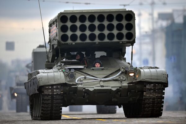 Sistema lanzallamas pesado TOS -1 Pinocchio basado en el tanque T-72 durante un desfile militar Sistema lanzallamas pesado TOS -1 Pinocchio basado en el tanque T-72 durante un desfile militar - Sputnik Mundo