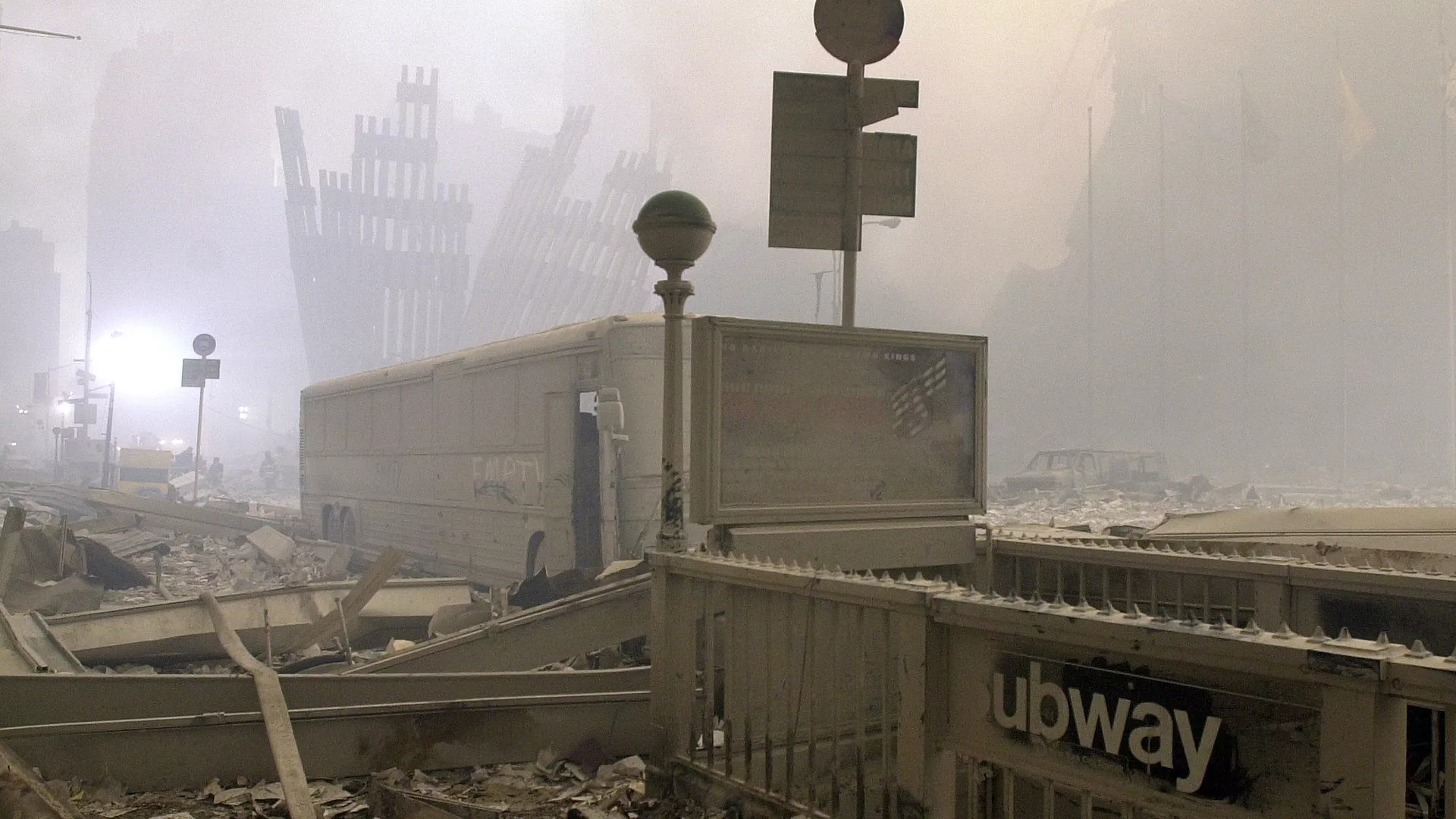 Destrucción de la entrada del metro y un autobús en el World Trade Center después del ataque terrorista del 11-S en Nueva York, EEUU