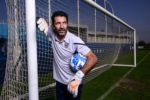 Gianluigi Buffon es una leyenda y un ejemplo de longevidad deportiva. Tras debutar con el Parma, camiseta con la que ganó la Copa de la UEFA y la Copa de Italia en 1999, Buffon se convirtió en un portero legendario de la Juventus en 2001 y lo siguió siendo durante casi 17 años, en los que ganó 10 títulos de la Serie A y cuatro Copas de Italia. También se coronó campeón del mundo en el certamen de Alemania 2006, tras derrotar a la Francia de Zinedine Zidane. - Sputnik Mundo