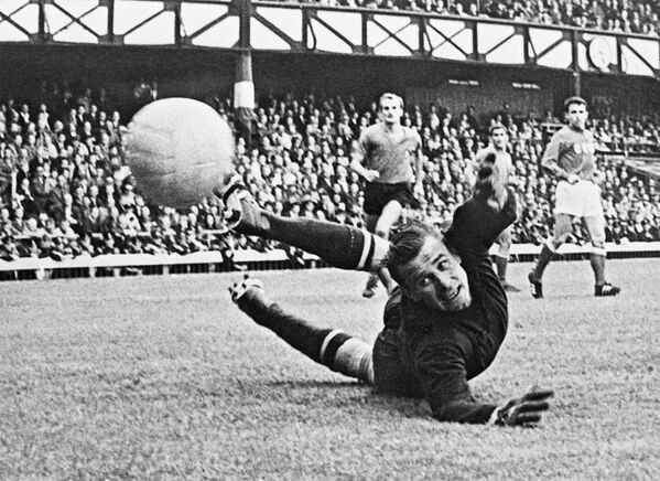 Lev Yashin es considerado el mejor portero de todos los tiempos. Es el único arquero de la historia del fútbol que ha ganado el Balón de Oro (1963). Gracias a él, la selección nacional de la Unión Soviética (URSS) ganó los Juegos Olímpicos de 1956 y la Eurocopa de 1960. La Araña Negra, como le apodaban, también fue elegido el mejor guardameta de Europa en nueve ocasiones entre 1956 y 1966. La FIFA también elogió el estilo de juego de Yashin y le concedió el título de mejor portero del siglo XX. - Sputnik Mundo