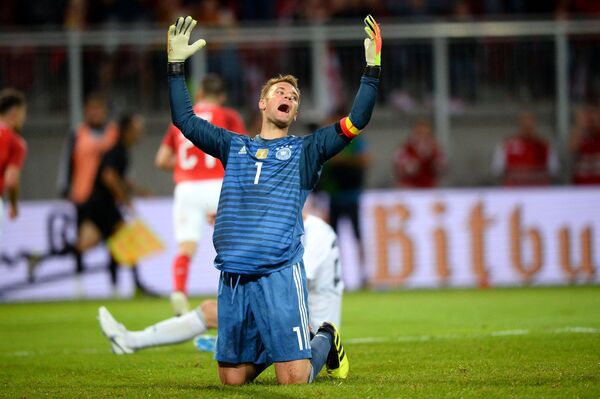 Manuel Neuer pasó 10 temporadas de alto nivel con el Bayern y 98 partidos con Alemania. Con el Bayern, el guardameta se convirtió en el campeón alemán ocho veces y ganó la Liga de Campeones dos veces, en 2013 y 2020. Ganó la Copa del Mundo de 2014 con la selección nacional, tras derrotar a la Argentina de Lionel Messi.  - Sputnik Mundo